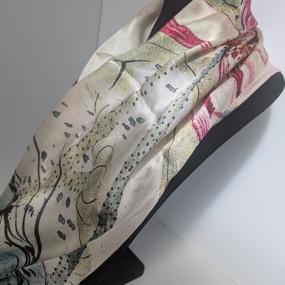 Shanghai Story NWT 100% Mulberry Silk Abstract Floral Scarf 53 x 170cm - Picture 3 of 7